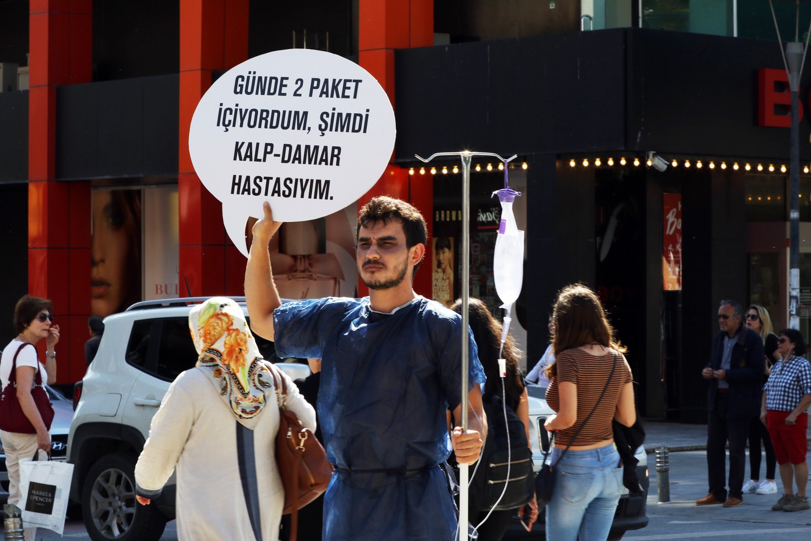 Sigara bağımlılığına karşı görülmemiş eylem!