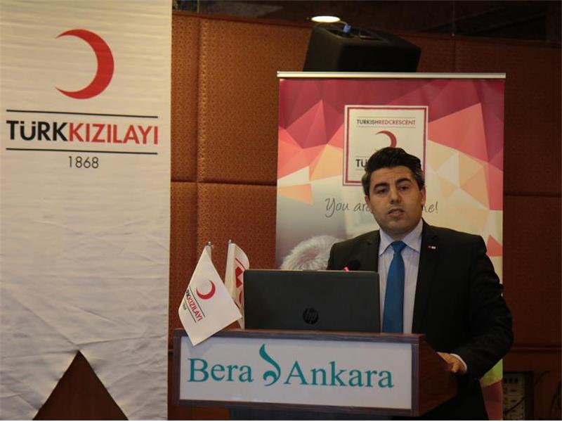 Türk Kızılayı ve Uluslararası Kızılhaç - Kızılay Dernekleri Federasyonu (IFRC) ortaklığında “İnsan Ticaretiyle Mücadele ve Güvenli Müdahale Yöntemleri Eğitimi” düzenlendi. Ankara’da düzenlenen etkinlikte insan ticaretini önlemeye yönelik çözüm yolları ve alınması gereken önlemler ele alındı. Ulusal derneklerin bünyelerinde yürüttüğü insan ticareti ile mücadele kapsamındaki iyi deneyimleri paylaşmak, yapılan çalışmaları standartlaştırmak ve yaygınlaştırmak amacıyla koruma çalışmaları kapsamında Türk Kızılayı ve Uluslararası Kızılhaç Kızılay Federasyonu (IFRC) ortaklığında “İnsan Ticaretiyle Mücadele ve Güvenli Müdahale Yöntemleri Eğitimi” düzenlendi. Türk Kızılayı Genel Başkan Yardımcısı Dr. Naci Yorulmaz ve IFRC Türkiye Temsilcisi Mette Petersen’in eşlik ettiği eğitim programına Avrupa’dan 13 ulusal derneğin temsilcileri katılım sağladı. Yorulmaz, “Türkiye'deki mülteci nüfusun yüzde 93'ü kamp dışında yaşıyor”