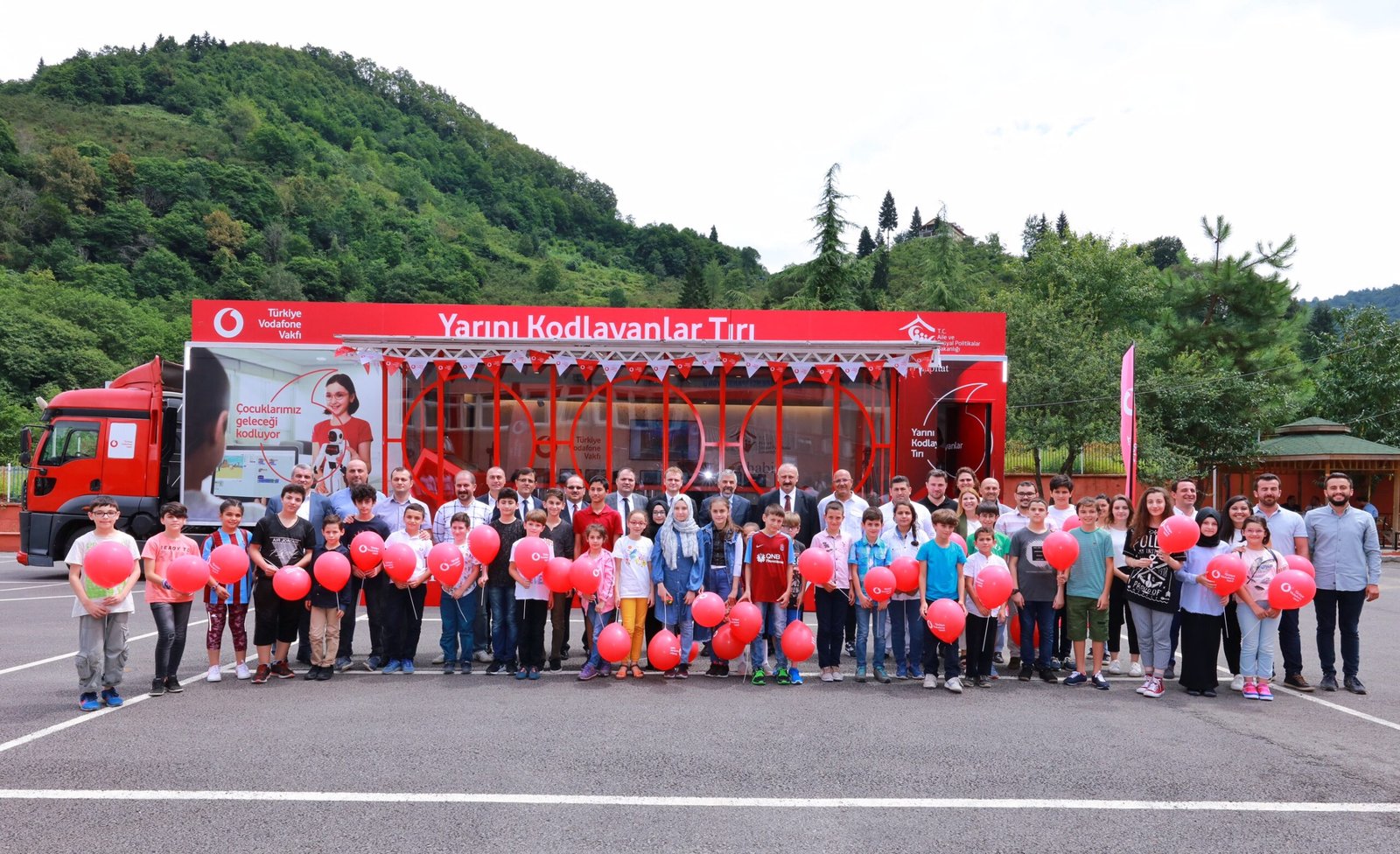 ​VODAFONE’UN KODLAMA SEFERBERLİĞİNİN YENİ DURAĞI TRABZON’UN BEREKETLİ KÖYÜ OLDU