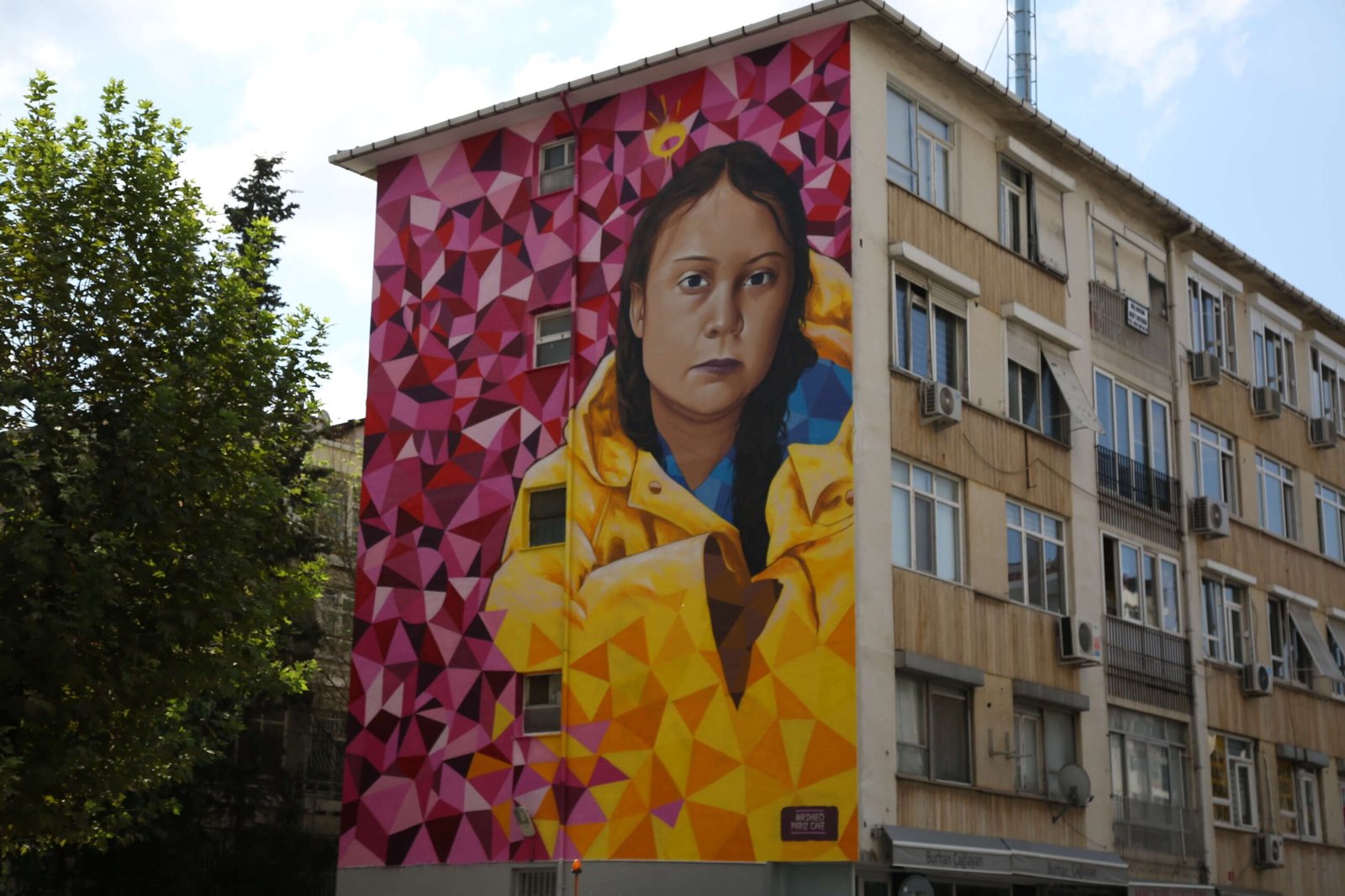 16 Yaşındaki İklim Aktivisti Greta Thunberg Kadıköy Duvarlarında