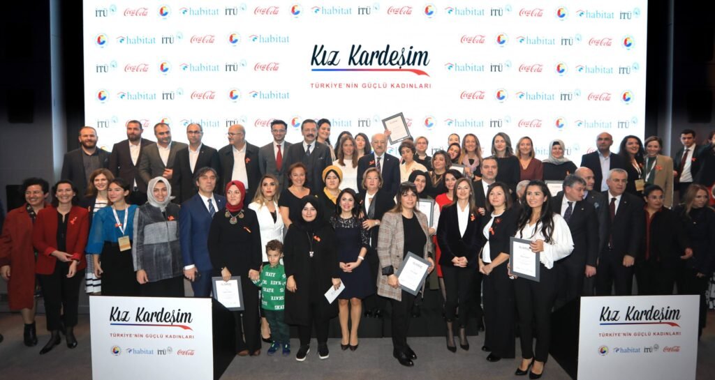 Kız Kardeşim Projesi kapsamında yerel lezzetler üzerine çalışan girişimci kadınların desteklenmesi amacıyla hayata geçirilen Yerel Lezzet Girişimciliği Destek Programı kazananları düzenlenen toplantı ile tanıtıldı. Toplantıda belirlenen kriterlere göre iş geliştirme hibesi almaya hak kazanan 11 girişimci kadına Türkiye Odalar ve Borsalar Birliği (TOBB) Başkanı M. Rifat Hisarcıklıoğlu, Coca-Cola Türkiye, Kafkasya ve Orta Asya Bölgesi Başkanı Evguenia Stoichkova, İstanbul Teknik Üniversitesi (İTÜ) Rektörü Prof. Dr. Mehmet Karaca ve Habitat Derneği Başkanı Sezai Hazır tarafından ödül verildi. Program kapsamında Türkiye genelinden 29 ilden restoran sahibi olan ve yerel lezzetler üzerine çalışan 114 girişimci kadının başvuruları değerlendirildi. Coca-Cola Türkiye, TOBB, Habitat Derneği ve İTÜ işbirliği ile hayata geçen Kız Kardeşim Projesi sağladığı eğitimler ile kadınları girişimciliğe hazırlamaya devam ediyor. Bugüne kadar 20 bin kadına destek olan Kız Kardeşim Projesinde 2020 yılında 10 bin kadına ulaşılması hedefleniyor. 2020 eğitim programına sıfır atık felsefesi, denizlerin önemi ve korunması, denizlerin nasıl kirlendiği ve atıkların ayrıştırılması konuları da ekleniyor. Coca-Cola Türkiye, Türkiye Odalar ve Borsalar Birliği (TOBB), Habitat Derneği ve İstanbul Teknik Üniversitesi (İTÜ) işbirliğiyle kadınların ekonomik hayata katılımını desteklemek amacıyla 2015 yılından bu yana yürütülen Kız Kardeşim Projesi kapsamında 2019 yılında girişimci kadınların işlerini büyütmelerine destek olundu. Kız Kardeşim Projesi kapsamında hayata geçirilen “Yerel Lezzet Girişimciliği Hibe Programı” ile Türkiye’deki yerel lezzetleri ön plana çıkararak, lezzetleri kendi işletmesinde üreten girişimci kadınların desteklenmesi amaçlanıyor. Girişimcilik hibesi almaya hak kazanan 11 kadına ödülleri verildi Program kapsamında restoran sahibi olan 29 ilden 114 girişimci kadının başvuruları değerlendirildi. 29 ilde yapılan ön değerlendirmeler sonucunda işletmesinde en fazla 5 kişiyi istihdam eden ve işini büyütmeyi hedefleyen 27 girişimci işletme sahibi kadın, İstanbul’da üç gün süren Yerel Lezzet Kampı’na davet edilerek hızlandırıcı eğitimlere katıldı. Eğitimlerin sonunda düzenlenen final jüride Diyarbakır, Muğla, Konya, Denizli, Elazığ, Nevşehir, Şanlıurfa, Sinop, Kırklareli, Kayseri ve Mersin illerinden hibe alma kriterlerine göre en yüksek puanları alan 11 girişimci kadın, iş geliştirme hibesi almaya hak kazandı. Girişimcilik hibesi almaya hak kazanan girişimcilere ödülleri 5 Aralık 2019’da İstanbul Teknik Üniversitesi Maslak Yerleşkesi’nde gerçekleştirilen toplantıda düzenlenen ödül töreniyle takdim edildi.Girişimci kadınlara ödülleri Türkiye Odalar ve Borsalar Birliği Başkanı M. Rifat Hisarcıklıoğlu, Coca-Cola Türkiye, Kafkasya ve Orta Asya Bölgesi Başkanı Evguenia Stoichkova, İstanbul Teknik Üniversitesi Rektörü Prof. Dr. Mehmet Karaca ve HABİTAT Derneği Başkanı Sezai Hazır tarafından verildi. Türkiye Odalar ve Borsalar Birliği Başkanı M. Rifat Hisarcıklıoğlu toplantıda yaptığı konuşmada, TOBB olarak kadınların ekonomideki ağırlıklarını artırmak için çok sayıda proje gerçekleştirdiklerini söyledi.Hisarcıklıoğlu, “Bu projelerin başarıya ulaşmasında 81 ildeki TOBB Kadın Girişimci Kurullarımızın katkısı çok büyük. Yerel Lezzetler Yarışıyor Programı ile de Anadolu kadınlarının kurup işlettiği restoranların görünürlüklerini ve marka değerlerini artırmak istiyoruz. Bu yarışmaya başvuran kadın girişimciler işletme becerileri ve liderlik özelliklerine göre değerlendirildiler. TOBB Kadın Girişimci Kurullarımız yarışmayı illerinde duyurdular ve yarışmaya katılan kadınlara mentorluk yaptılar. Bu yarışmada odağın Türk mutfağında olmasını da ayrıca anlamlı buluyorum. Dünyanın en zengin mutfaklarından birine sahibiz. Ama elimizdeki bu zenginliği ticari gelire çevirme konusunda kat etmemiz gereken uzun bir mesafe var. Yunanistan ve İspanya’ya giden ortalama bir turistin her 100 dolarlık harcamasının 12’si yeme içme sektörüne gidiyor. Türkiye’de ise bu oran sadece 6 dolar. Elindeki ürünü doğru pazarlayan fırsatı değerlendiriyor. Ödül alan restoranların sahipleri satış ve pazarlama konusunda bir dizi eğitime alınacak. Dereceye giren kadın girişimcilerimizin bu yarışma sonunda öğrendikleriyle restoranlarını birer marka haline getirmelerini umut ediyorum. Yarışmayı birlikte düzenlendiğimiz ortaklarımız Coca-Cola Türkiye, İstanbul Teknik Üniversitesi ve Habitat Derneği’ne de teşekkür ederim.” dedi. Kız Kardeşim Projesi 2020’de 10 bin kadına ulaşacak Coca-Cola Türkiye, Kafkasya ve Orta Asya Bölgesi Başkanı Evguenia Stoichkova programa ilişkin olarak şunları söyledi: “Coca-Cola olarak; kadınların küresel ekonomiyi şekillendirmede dönüştürücü bir rol oynadığına inanıyor; bu inançla kadınların kariyer yolculuklarında ilerleyebilmeleri için gelişimlerine destek veren pek çok proje gerçekleştiriyoruz. 2015’te başlattığımız Kız Kardeşim Projesi’yle bugüne kadar yaklaşık 20 bin kadına ulaştık. Yerel Lezzet Girişimciliği Hibe Programı ileprojenin daha da büyüyerek etki alanını genişletmesi bizim için büyük bir gurur kaynağ oldu..Yerel Lezzet Girişimciliği Hibe Programı, bizim için ayrı bir yere sahip çünkü bu programla kendi ekosistemimizdeki kadınlara doğrudan destek olabiliyoruz. 2020’de Kızkardeşim eğitimleri ile 40 ilden 10 bin kadına ulaşmayı hedefliyoruz. Gelecekte de projelerimiz ile kadınların ekonomik hayata katılım konusunda gerekli bilgi ve becerilerle donatılarak yerel kalkınmada aktif rol almalarını desteklemeyi sürdüreceğiz.” İstanbul Teknik Üniversitesi Rektörü Prof. Dr. Mehmet Karaca, kadınların ekonomik hayata katılmasının Türkiye’nin büyüme ve gelişmesi açısından önemli olduğunu belirterek, “Yerel Lezzet Girişimciliği Destek Programı yerel lezzetlerin kalite standardının korunmasının ve geliştirilmesinin yanı sıra, girişimci kadınlara da önemli bir fırsat tanıyor. Dünyada kadın ruhunun egemen olacağı yakın gelecekte, kadınların ekonomik konumlarının güçlenmesi ve ekonomik kalkınmada aktif rol almalarına İTÜ olarak katkı sağlamaktan büyük mutluluk duyuyorum” diye konuştu. Kadın girişimcileri desteklemeye devam edeceğiz Toplantıda konuşma yapan Habitat Derneği Yönetim Kurulu Başkanı Sezai Hazır “Kadınların ekonomik yaşamda aktif bir şekilde rol alması gerektiğine inanıyoruz ve bu doğrultuda gerçekleştirdiğimiz çeşitli projeler ile kadınlara destek veriyoruz” dedi ve sözlerini şöyle sürdürdü: “2018 yılından bu yana 45 ilde proje ortaklarımız ve gönüllülerimizle yürüttüğümüz Kız Kardeşim Projesiyle kadınların ekonomik hayata katılımı konusunda gerekli bilgi ve becerilerle donatılarak toplumsal ve ekonomik konumlarının güçlenmesi ve ekonomik kalkınmada aktif rol almaları için desteklenmesi amacıyla 20 binden fazla kadına gönüllü eğitmenlerimiz aracılığıyla finansal bilinç, uygulamalı temel finans, dijital okur-yazarlık, ebeveyn ve bilgi güvenliği ile mülteciler için girişimcilik eğitimlerimizi ulaştırdık. Türkiye’nin 13 ilini dolaşarak 5 bin km’den fazla yol yapan Kız Kardeşim Gezici Eğitim Tırımız ile daha fazla kadının bu eğitimlerden yararlanmasını sağladık. Kız Kardeşim Projesi kapsamında bu yıl ilk defa düzenlediğimiz Yerel Lezzet Hibe Programı ile yereldeki girişimci kadınları desteklemeyi ve girişimci olmak isteyen kadınlara ilham vermeyi amaçlıyoruz. Bu kapsamda 11 ilden 11 kadını toplam 275.000 TL’lik hibe ile destekliyoruz. Yeni dönemde bu eğitimlerimizi yaygınlaştırarak, kadınlarımızın girişimcilik ekosisteminde aktif bir rol oynamasını desteklemeye devam edeceğiz. Kız Kardeşim Projesi bugüne kadar yaklaşık 20 bin kadına ulaştı 2015 yılında hayata geçirilen Kız Kardeşim Projesi, Türkiye’de bugüne kadar 30 ilde yaklaşık 20 bin kadının kendini geliştirerek toplum içinde daha aktif rol almasına destek oldu. Kadınların ekonomik kalkınmada etkin rol almalarının sağlanması, ekonomik hayata katılım konusunda gerekli bilgi-becerilerle donatılarak toplumsal ve ekonomik konumlarının güçlenmesinin amaçlandığı Kız Kardeşim Projesi ile 2020 yılında 40 şehirde 10 bin kadına daha ulaşılması hedefleniyor. Kız Kardeşim Projesi kapsamında kadınlara girişimcilik, dijital okuryazarlık, bireyler için finansal bilinç ve uygulamalı temel finans eğitimleri veriliyor. Yıl boyunca süren eğitimlerle kadınların kişisel mali kaynaklarını doğru yönetebilmeleri ve temel finansal hizmetleri tanımaları, girişimci ve girişimci adaylarının küçük ve orta ölçekli işletmelerde temel finansal operasyonlarını verimli yönetebilmeleri, dijital okuryazarlık ve internet güvenliği konularında farkındalıklarının artması amaçlanıyor. 2020 yılında Kız Kardeşim müfredatına sıfır atık içerikleri giriyor Kız Kardeşim Projesi’nin müfredatına sıfır atık içerikleri de eklendi. Kız Kardeşim Projesi gönüllü eğitmenleri, yıl içinde talep eden girişimcilere ve girişimci adaylarına; denizlerin önemi ve korunması, denizlerin nasıl kirlendiği, atıkların ayrıştırılması ve sıfır atık felsefesi konularında eğitimler verecek. Kız Kardeşim Projesi festivallerle üniversite öğrencilerine ulaşacak Kız Kardeşim Projesi 2020 yılında girişimcilik ruhunu üniversiteli kadınlara taşıyacak. Düzenlenecek festivaller kapsamında girişimcilik potansiyeline sahip üniversite öğrencilerine yönelik Kız Kardeşim Seminerleri yapılarak öğrencilerin girişimcilik alanında bilgilendirilmeleri sağlanacak. Kadınların ekonomik hayata katılımı ile ilgili çalışmalar ve araştırma sonuçlarının paylaşılacağı seminerlerde Kız Kardeşim Projesi kapsamında eğitim alan başarılı girişimci kadınlar hikâyelerini öğrencilerle paylaşacak. “Yerel Lezzet Girişimciliği Hibe Programı” kapsamında kazanan girişimcilerin listesi: Şehir İsim İşletme Adı Denizli Tennur Çıldır Akyayla Kahvaltı Evi Diyarbakır Çimen Balsak Yadê Elazığ Gülsen Kırkıl Gülsen'in Mutfağı Kayseri Hatice Kaya İkinci Bahar Kırklareli Jülide Başkur Gusto Celepoğlu Konağı Konya Seyhan Taşbaşı Mabeyn Köşkü Mersin Ruşen Çetiner Bikase Lokantası Muğla Tuğba Yılmaz Sarmabahçe Ev Yemekleri Nevşehir Nermin Ulkat Halil İbrahim Sofrası Sinop Emine Özkan Boncuk Yufka ve Mantı Şanlıurfa Feride Candemir Evimdeyim Ev Yemekleri