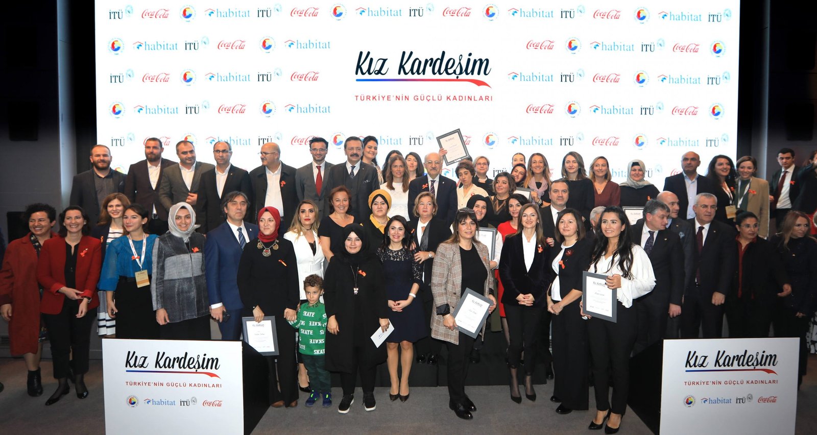Kız Kardeşim Projesi kapsamında yerel lezzetler üzerine çalışan girişimci kadınların desteklenmesi amacıyla hayata geçirilen Yerel Lezzet Girişimciliği Destek Programı kazananları düzenlenen toplantı ile tanıtıldı. Toplantıda belirlenen kriterlere göre iş geliştirme hibesi almaya hak kazanan 11 girişimci kadına Türkiye Odalar ve Borsalar Birliği (TOBB) Başkanı M. Rifat Hisarcıklıoğlu, Coca-Cola Türkiye, Kafkasya ve Orta Asya Bölgesi Başkanı Evguenia Stoichkova, İstanbul Teknik Üniversitesi (İTÜ) Rektörü Prof. Dr. Mehmet Karaca ve Habitat Derneği Başkanı Sezai Hazır tarafından ödül verildi. Program kapsamında Türkiye genelinden 29 ilden restoran sahibi olan ve yerel lezzetler üzerine çalışan 114 girişimci kadının başvuruları değerlendirildi. Coca-Cola Türkiye, TOBB, Habitat Derneği ve İTÜ işbirliği ile hayata geçen Kız Kardeşim Projesi sağladığı eğitimler ile kadınları girişimciliğe hazırlamaya devam ediyor. Bugüne kadar 20 bin kadına destek olan Kız Kardeşim Projesinde 2020 yılında 10 bin kadına ulaşılması hedefleniyor. 2020 eğitim programına sıfır atık felsefesi, denizlerin önemi ve korunması, denizlerin nasıl kirlendiği ve atıkların ayrıştırılması konuları da ekleniyor. Coca-Cola Türkiye, Türkiye Odalar ve Borsalar Birliği (TOBB), Habitat Derneği ve İstanbul Teknik Üniversitesi (İTÜ) işbirliğiyle kadınların ekonomik hayata katılımını desteklemek amacıyla 2015 yılından bu yana yürütülen Kız Kardeşim Projesi kapsamında 2019 yılında girişimci kadınların işlerini büyütmelerine destek olundu. Kız Kardeşim Projesi kapsamında hayata geçirilen “Yerel Lezzet Girişimciliği Hibe Programı” ile Türkiye’deki yerel lezzetleri ön plana çıkararak, lezzetleri kendi işletmesinde üreten girişimci kadınların desteklenmesi amaçlanıyor. Girişimcilik hibesi almaya hak kazanan 11 kadına ödülleri verildi Program kapsamında restoran sahibi olan 29 ilden 114 girişimci kadının başvuruları değerlendirildi. 29 ilde yapılan ön değerlendirmeler sonucunda işletmesinde en fazla 5 kişiyi istihdam eden ve işini büyütmeyi hedefleyen 27 girişimci işletme sahibi kadın, İstanbul’da üç gün süren Yerel Lezzet Kampı’na davet edilerek hızlandırıcı eğitimlere katıldı. Eğitimlerin sonunda düzenlenen final jüride Diyarbakır, Muğla, Konya, Denizli, Elazığ, Nevşehir, Şanlıurfa, Sinop, Kırklareli, Kayseri ve Mersin illerinden hibe alma kriterlerine göre en yüksek puanları alan 11 girişimci kadın, iş geliştirme hibesi almaya hak kazandı. Girişimcilik hibesi almaya hak kazanan girişimcilere ödülleri 5 Aralık 2019’da İstanbul Teknik Üniversitesi Maslak Yerleşkesi’nde gerçekleştirilen toplantıda düzenlenen ödül töreniyle takdim edildi.Girişimci kadınlara ödülleri Türkiye Odalar ve Borsalar Birliği Başkanı M. Rifat Hisarcıklıoğlu, Coca-Cola Türkiye, Kafkasya ve Orta Asya Bölgesi Başkanı Evguenia Stoichkova, İstanbul Teknik Üniversitesi Rektörü Prof. Dr. Mehmet Karaca ve HABİTAT Derneği Başkanı Sezai Hazır tarafından verildi. Türkiye Odalar ve Borsalar Birliği Başkanı M. Rifat Hisarcıklıoğlu toplantıda yaptığı konuşmada, TOBB olarak kadınların ekonomideki ağırlıklarını artırmak için çok sayıda proje gerçekleştirdiklerini söyledi.Hisarcıklıoğlu, “Bu projelerin başarıya ulaşmasında 81 ildeki TOBB Kadın Girişimci Kurullarımızın katkısı çok büyük. Yerel Lezzetler Yarışıyor Programı ile de Anadolu kadınlarının kurup işlettiği restoranların görünürlüklerini ve marka değerlerini artırmak istiyoruz. Bu yarışmaya başvuran kadın girişimciler işletme becerileri ve liderlik özelliklerine göre değerlendirildiler. TOBB Kadın Girişimci Kurullarımız yarışmayı illerinde duyurdular ve yarışmaya katılan kadınlara mentorluk yaptılar. Bu yarışmada odağın Türk mutfağında olmasını da ayrıca anlamlı buluyorum. Dünyanın en zengin mutfaklarından birine sahibiz. Ama elimizdeki bu zenginliği ticari gelire çevirme konusunda kat etmemiz gereken uzun bir mesafe var. Yunanistan ve İspanya’ya giden ortalama bir turistin her 100 dolarlık harcamasının 12’si yeme içme sektörüne gidiyor. Türkiye’de ise bu oran sadece 6 dolar. Elindeki ürünü doğru pazarlayan fırsatı değerlendiriyor. Ödül alan restoranların sahipleri satış ve pazarlama konusunda bir dizi eğitime alınacak. Dereceye giren kadın girişimcilerimizin bu yarışma sonunda öğrendikleriyle restoranlarını birer marka haline getirmelerini umut ediyorum. Yarışmayı birlikte düzenlendiğimiz ortaklarımız Coca-Cola Türkiye, İstanbul Teknik Üniversitesi ve Habitat Derneği’ne de teşekkür ederim.” dedi. Kız Kardeşim Projesi 2020’de 10 bin kadına ulaşacak Coca-Cola Türkiye, Kafkasya ve Orta Asya Bölgesi Başkanı Evguenia Stoichkova programa ilişkin olarak şunları söyledi: “Coca-Cola olarak; kadınların küresel ekonomiyi şekillendirmede dönüştürücü bir rol oynadığına inanıyor; bu inançla kadınların kariyer yolculuklarında ilerleyebilmeleri için gelişimlerine destek veren pek çok proje gerçekleştiriyoruz. 2015’te başlattığımız Kız Kardeşim Projesi’yle bugüne kadar yaklaşık 20 bin kadına ulaştık. Yerel Lezzet Girişimciliği Hibe Programı ileprojenin daha da büyüyerek etki alanını genişletmesi bizim için büyük bir gurur kaynağ oldu..Yerel Lezzet Girişimciliği Hibe Programı, bizim için ayrı bir yere sahip çünkü bu programla kendi ekosistemimizdeki kadınlara doğrudan destek olabiliyoruz. 2020’de Kızkardeşim eğitimleri ile 40 ilden 10 bin kadına ulaşmayı hedefliyoruz. Gelecekte de projelerimiz ile kadınların ekonomik hayata katılım konusunda gerekli bilgi ve becerilerle donatılarak yerel kalkınmada aktif rol almalarını desteklemeyi sürdüreceğiz.” İstanbul Teknik Üniversitesi Rektörü Prof. Dr. Mehmet Karaca, kadınların ekonomik hayata katılmasının Türkiye’nin büyüme ve gelişmesi açısından önemli olduğunu belirterek, “Yerel Lezzet Girişimciliği Destek Programı yerel lezzetlerin kalite standardının korunmasının ve geliştirilmesinin yanı sıra, girişimci kadınlara da önemli bir fırsat tanıyor. Dünyada kadın ruhunun egemen olacağı yakın gelecekte, kadınların ekonomik konumlarının güçlenmesi ve ekonomik kalkınmada aktif rol almalarına İTÜ olarak katkı sağlamaktan büyük mutluluk duyuyorum” diye konuştu. Kadın girişimcileri desteklemeye devam edeceğiz Toplantıda konuşma yapan Habitat Derneği Yönetim Kurulu Başkanı Sezai Hazır “Kadınların ekonomik yaşamda aktif bir şekilde rol alması gerektiğine inanıyoruz ve bu doğrultuda gerçekleştirdiğimiz çeşitli projeler ile kadınlara destek veriyoruz” dedi ve sözlerini şöyle sürdürdü: “2018 yılından bu yana 45 ilde proje ortaklarımız ve gönüllülerimizle yürüttüğümüz Kız Kardeşim Projesiyle kadınların ekonomik hayata katılımı konusunda gerekli bilgi ve becerilerle donatılarak toplumsal ve ekonomik konumlarının güçlenmesi ve ekonomik kalkınmada aktif rol almaları için desteklenmesi amacıyla 20 binden fazla kadına gönüllü eğitmenlerimiz aracılığıyla finansal bilinç, uygulamalı temel finans, dijital okur-yazarlık, ebeveyn ve bilgi güvenliği ile mülteciler için girişimcilik eğitimlerimizi ulaştırdık. Türkiye’nin 13 ilini dolaşarak 5 bin km’den fazla yol yapan Kız Kardeşim Gezici Eğitim Tırımız ile daha fazla kadının bu eğitimlerden yararlanmasını sağladık. Kız Kardeşim Projesi kapsamında bu yıl ilk defa düzenlediğimiz Yerel Lezzet Hibe Programı ile yereldeki girişimci kadınları desteklemeyi ve girişimci olmak isteyen kadınlara ilham vermeyi amaçlıyoruz. Bu kapsamda 11 ilden 11 kadını toplam 275.000 TL’lik hibe ile destekliyoruz. Yeni dönemde bu eğitimlerimizi yaygınlaştırarak, kadınlarımızın girişimcilik ekosisteminde aktif bir rol oynamasını desteklemeye devam edeceğiz. Kız Kardeşim Projesi bugüne kadar yaklaşık 20 bin kadına ulaştı 2015 yılında hayata geçirilen Kız Kardeşim Projesi, Türkiye’de bugüne kadar 30 ilde yaklaşık 20 bin kadının kendini geliştirerek toplum içinde daha aktif rol almasına destek oldu. Kadınların ekonomik kalkınmada etkin rol almalarının sağlanması, ekonomik hayata katılım konusunda gerekli bilgi-becerilerle donatılarak toplumsal ve ekonomik konumlarının güçlenmesinin amaçlandığı Kız Kardeşim Projesi ile 2020 yılında 40 şehirde 10 bin kadına daha ulaşılması hedefleniyor. Kız Kardeşim Projesi kapsamında kadınlara girişimcilik, dijital okuryazarlık, bireyler için finansal bilinç ve uygulamalı temel finans eğitimleri veriliyor. Yıl boyunca süren eğitimlerle kadınların kişisel mali kaynaklarını doğru yönetebilmeleri ve temel finansal hizmetleri tanımaları, girişimci ve girişimci adaylarının küçük ve orta ölçekli işletmelerde temel finansal operasyonlarını verimli yönetebilmeleri, dijital okuryazarlık ve internet güvenliği konularında farkındalıklarının artması amaçlanıyor. 2020 yılında Kız Kardeşim müfredatına sıfır atık içerikleri giriyor Kız Kardeşim Projesi’nin müfredatına sıfır atık içerikleri de eklendi. Kız Kardeşim Projesi gönüllü eğitmenleri, yıl içinde talep eden girişimcilere ve girişimci adaylarına; denizlerin önemi ve korunması, denizlerin nasıl kirlendiği, atıkların ayrıştırılması ve sıfır atık felsefesi konularında eğitimler verecek. Kız Kardeşim Projesi festivallerle üniversite öğrencilerine ulaşacak Kız Kardeşim Projesi 2020 yılında girişimcilik ruhunu üniversiteli kadınlara taşıyacak. Düzenlenecek festivaller kapsamında girişimcilik potansiyeline sahip üniversite öğrencilerine yönelik Kız Kardeşim Seminerleri yapılarak öğrencilerin girişimcilik alanında bilgilendirilmeleri sağlanacak. Kadınların ekonomik hayata katılımı ile ilgili çalışmalar ve araştırma sonuçlarının paylaşılacağı seminerlerde Kız Kardeşim Projesi kapsamında eğitim alan başarılı girişimci kadınlar hikâyelerini öğrencilerle paylaşacak. “Yerel Lezzet Girişimciliği Hibe Programı” kapsamında kazanan girişimcilerin listesi: Şehir İsim İşletme Adı Denizli Tennur Çıldır Akyayla Kahvaltı Evi Diyarbakır Çimen Balsak Yadê Elazığ Gülsen Kırkıl Gülsen'in Mutfağı Kayseri Hatice Kaya İkinci Bahar Kırklareli Jülide Başkur Gusto Celepoğlu Konağı Konya Seyhan Taşbaşı Mabeyn Köşkü Mersin Ruşen Çetiner Bikase Lokantası Muğla Tuğba Yılmaz Sarmabahçe Ev Yemekleri Nevşehir Nermin Ulkat Halil İbrahim Sofrası Sinop Emine Özkan Boncuk Yufka ve Mantı Şanlıurfa Feride Candemir Evimdeyim Ev Yemekleri