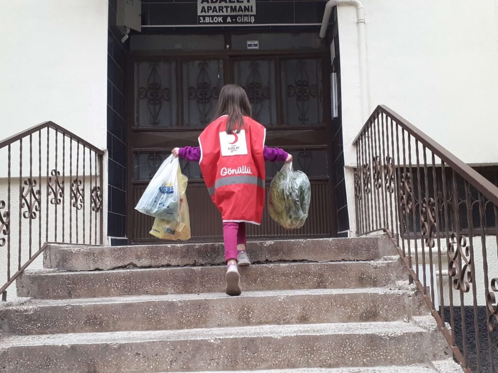 Kızılay Gönüllüleri Evden Çıkamayan Yaşlı ve Hastaların Alışverişini Yapıyor