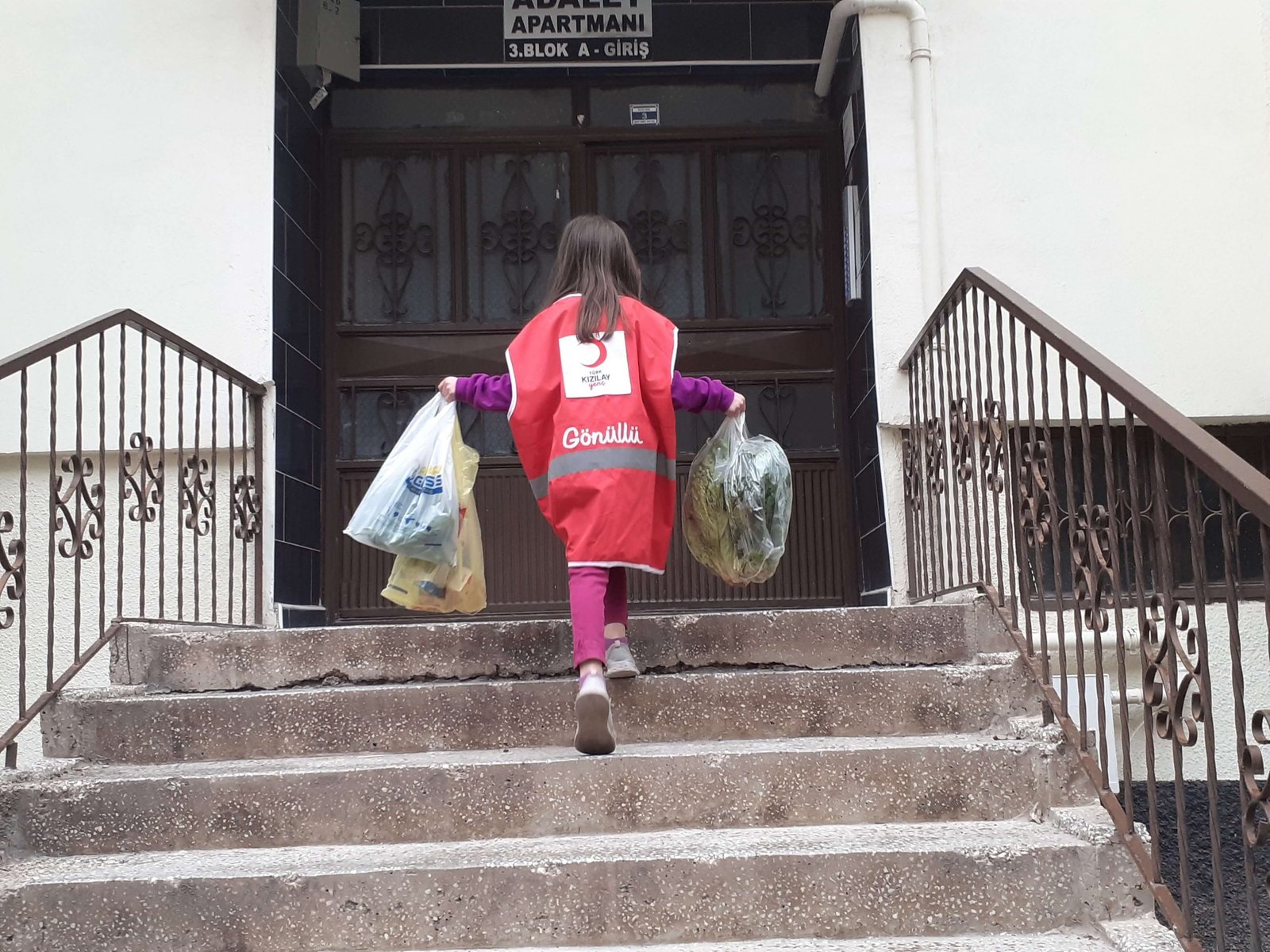 Kızılay Gönüllüleri Evden Çıkamayan Yaşlı ve Hastaların Alışverişini Yapıyor