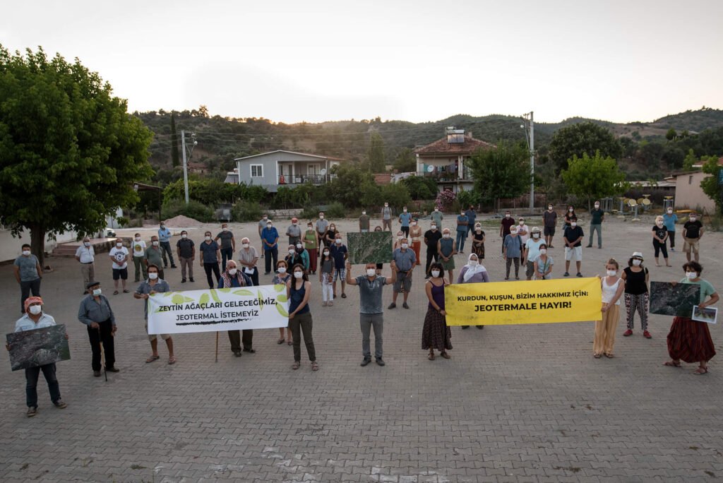 İzmir’in Seferihisar ve Menderes ilçesi sınırları içerisinde yer alan Orhanlı ve Yeniköy mevkilerinde yapılması planlanan jeotermal enerji santraline karşı çıkmak için yöre halkı bir araya geldi. Orhanlı ve Yeniköy sakinleri yapılması planlanan jeotermal enerji santralinin özellikle geçim kaynakları olan zeytin ağaçlarını olumsuz etkileyeceğini ve yörenin doğasına zarar vereceğini vurguladılar. Kendilerine destek veren çevre hukuku avukatlarının da katkılarıyla konunun sonuna kadar takipçisi olacaklarını belirttiler. Jeotermal Enerji Santrali İçin Yörede 14 Adet Kuyu Açılacak İzmir’in zeytin ormanları biyolojik çeşitlilik açısından son derece zengin olan doğal yaşam alanları. Fakat yörede yapılması planlanan jeotermal enerji santrali, zeytin ormanların bir bölümünü de kapsıyor. Bu alanda 14 adet jeotermal kaynak arama kuyusu açılması öngörülüyor. Yörenin doğasını tahrip edecek ve başta burada yaşayan insanlar olmak üzere birçok canlının da hayatını tehlikeye atacak olan projenin, Çevresel Etki Değerlendirme Raporu süreci başlamış bulunuyor. Köylüler Aldıkları Pandemi Önlemleriyle Eylem Yaptı 9 Temmuz akşamı pandemi sürecine yönelik alınan önlemlerle açık havada, sosyal mesafeye dikkat ederek buluşan yöre halkı, köylerinde açılması planlanan 14 adet jeotermal arama kuyusunu kesinlikle istemediklerini belirtti. Konuya ilişkin olarak Çevresel Etki Değerlendirme Raporu sürecinin başladığını kaydeden köylüler, yetkililere seslenerek: “Bu proje tamamen durduruluncaya kadar takipçisi olacağız. Zeytin ağaçları geleceğimiz, jeotermal istemeyiz.” diyerek tepkilerini dile getirdi. İzmir’in Zeytin Ormanları Projenin Tehdidi Altında Hayata geçirilmesi halinde İzmir Yarımadası’na özgü erkence türü zeytinlerden oluşan zeytin ormanlarına büyük zarar verecek olan jeotermal enerji santrali, hem bu yörede geçimini sağlayan insanların hem de, bu ormanlarda yaşamını sürdürmekte olan pek çok canlıyı tehdit ediyor. Yüzlerce nadir bitki, kuş ve memeli türünün yaşadığı yöre, Türkiye’nin biyolojik çeşitlilik açısından en değerli 312 Önemli Doğa Alanı’ndan birisi olan Kızıldağ Önemli Doğa Alanı (ÖDA) içerisinde yer alıyor. Projenin yörenin doğasını tehlikeye attığını belirten uzmanların görüşlerine dikkat çeken Orhanlı Köyü Kültür, Doğa, Gençlik ve Spor Kulübü Derneği Başkanı Yaşar Buyruk: “Hem köyümüz Orhanlı hem de Yeniköy, üreterek yaşayan ve yediden yetmişe kültürünü devam ettiren köyler. Özellikle zeytincilik bu yörede yaşayan insanlarımızın en önemli geçim kaynaklarından biri. Buraya jeotermal enerji santrali yapılması demek, zeytin ağaçlarının hastalanması, veriminin düşmesi, ölmesi demek. Zeytin ağaçları yoksa, biz yokuz. Kurdun, kuşun, bizim hakkımız için jeotermal istemiyoruz.” dedi.