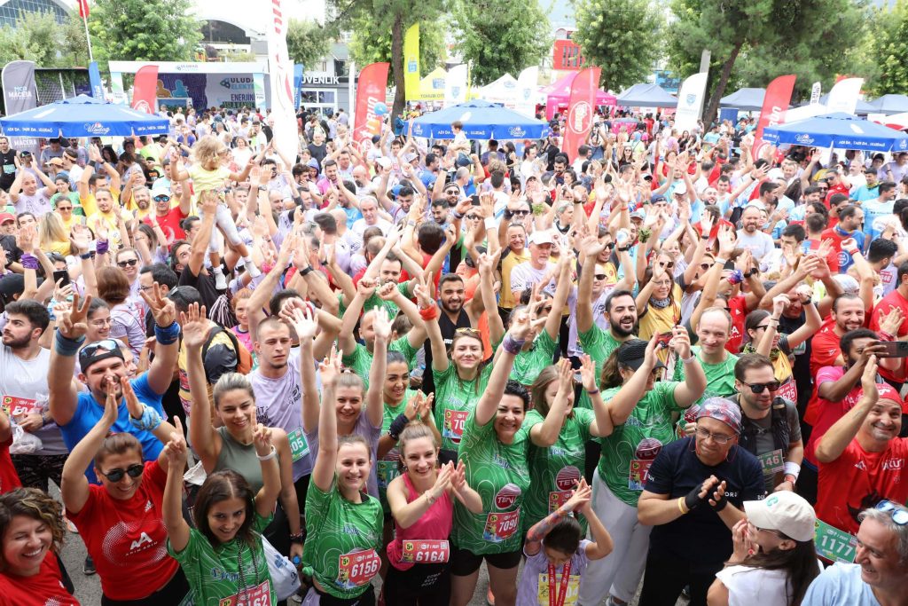 Önceki Eker I Run koşularından bir kalabalık fotoğrafı.