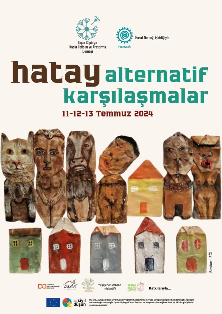 Beyaz zemin üzerinde en üstte Uçan Süpürge Derneği’nin ve çalışmaya katkı sunan Hasat Derneği’nin logoları bulunuyor. Altında iri puntoyla Hatay Alternatif Karşılaşmalar yazıyor ve hemen altında 11-12-13 Temmuz 2024 tarihlerine yer veriliyor. Afiş orta kısmındaki görsel, sanatçı Bestami Eği’nin atık çay poşetleri üzerine resmettiği 12 ev, hayvan ve insan figürünü gösteriyor. Görselin altında sırasıyla; bu çalışmaya mekan desteği sağlayan Deprem Dayanışması Derneği, Samandağ Dayanışma Evleri, Zeytun Çocuk ve Yaşam Alanı, Yeşilpınar Mahalle İnisiyatifi, Servas Barış Okulu logoları var. En altta ise Avrupa Birliği Sivil Düşün Programı’nın logosu ve sorumluluk reddi yazılı.