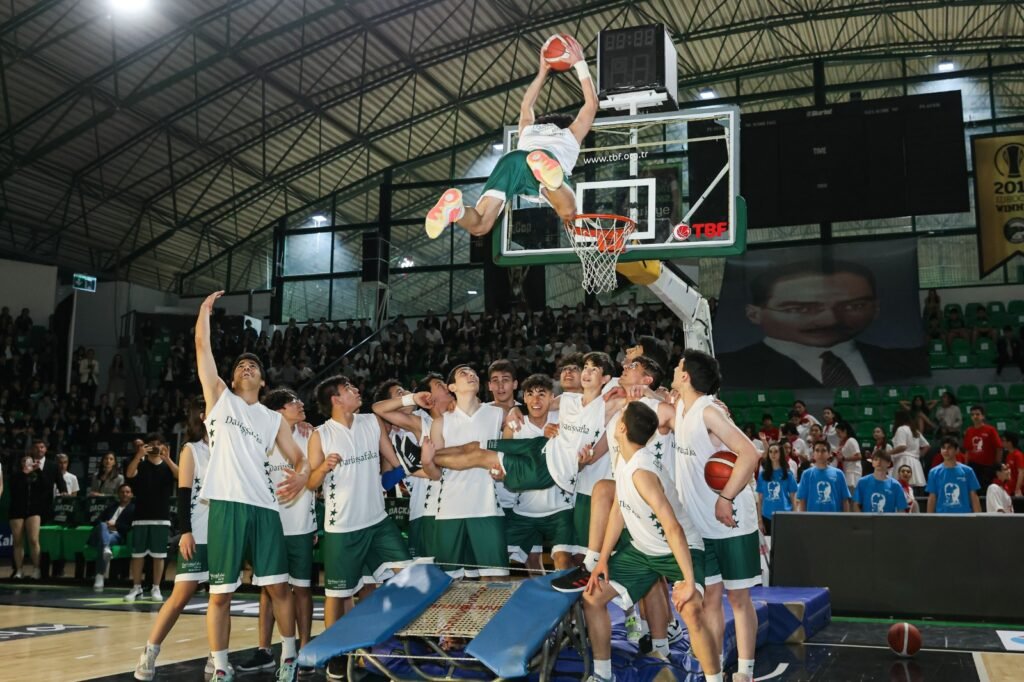 Darüşşafakalı öğrenciler, diledikleri zaman Ayhan Şahenk Spor Salonu'nu kullanabiliyor.